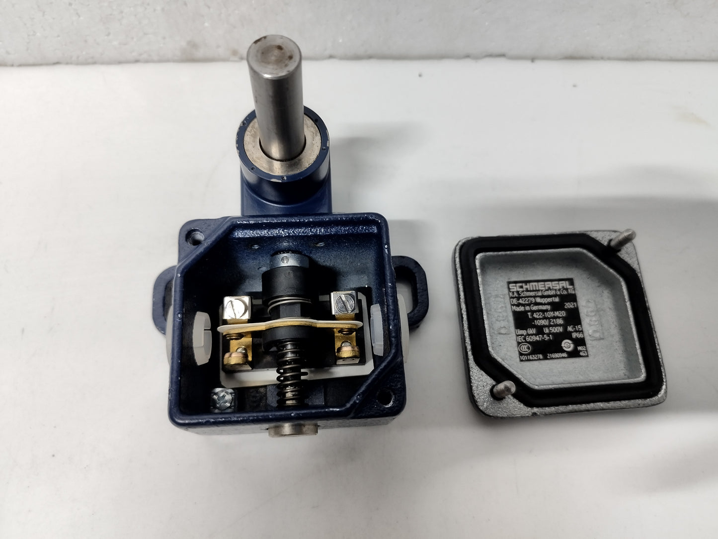 SCHMERSAL T.422-10Y-M20-1090/2186, AC-15, Ui 500V, Uimp 6kV Limit Switch - NEW