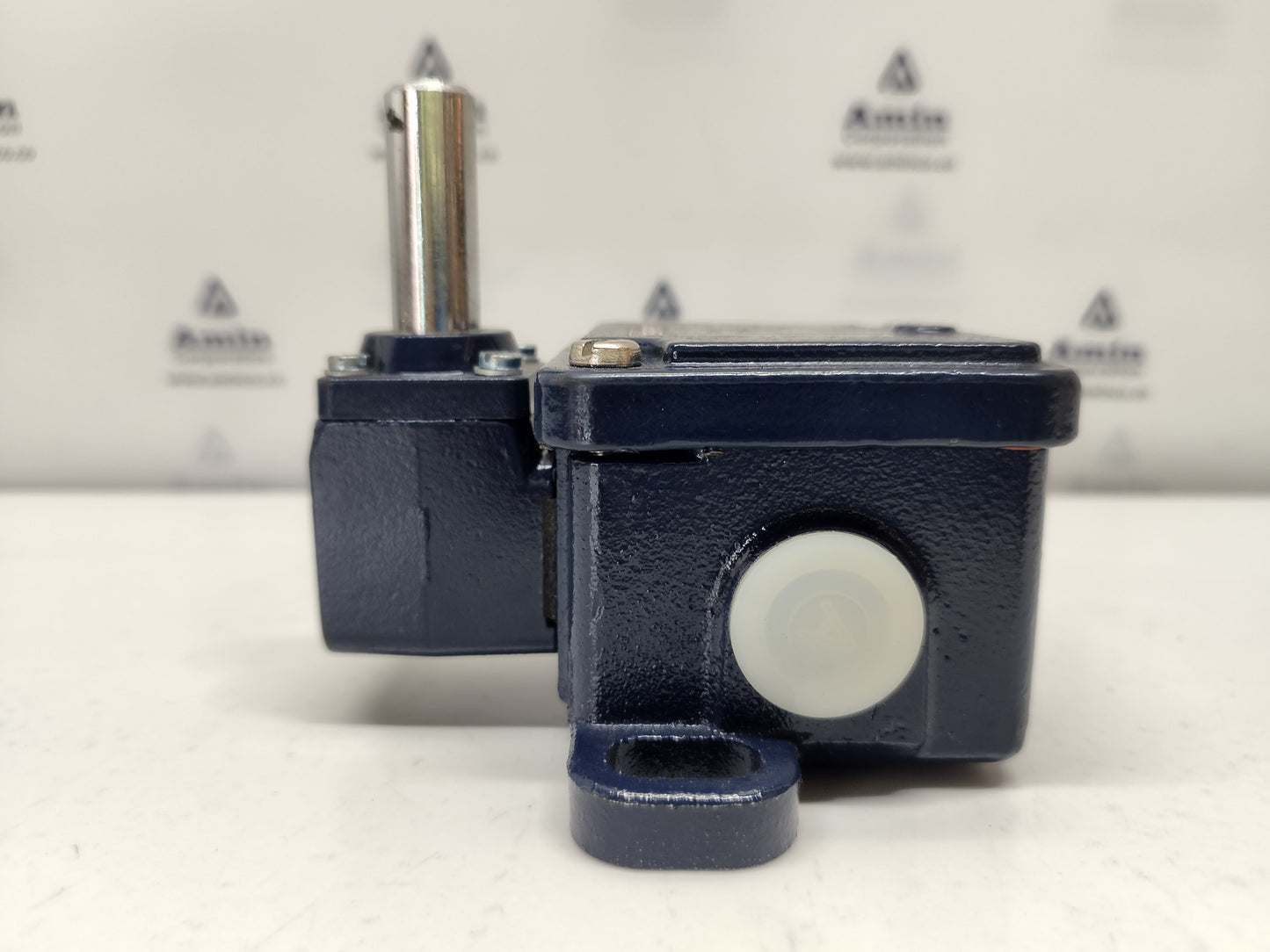SCHMERSAL TD422-01Y-2512, AC-15, Ui 250V, Uimp 4kV Limit Switch - NEW