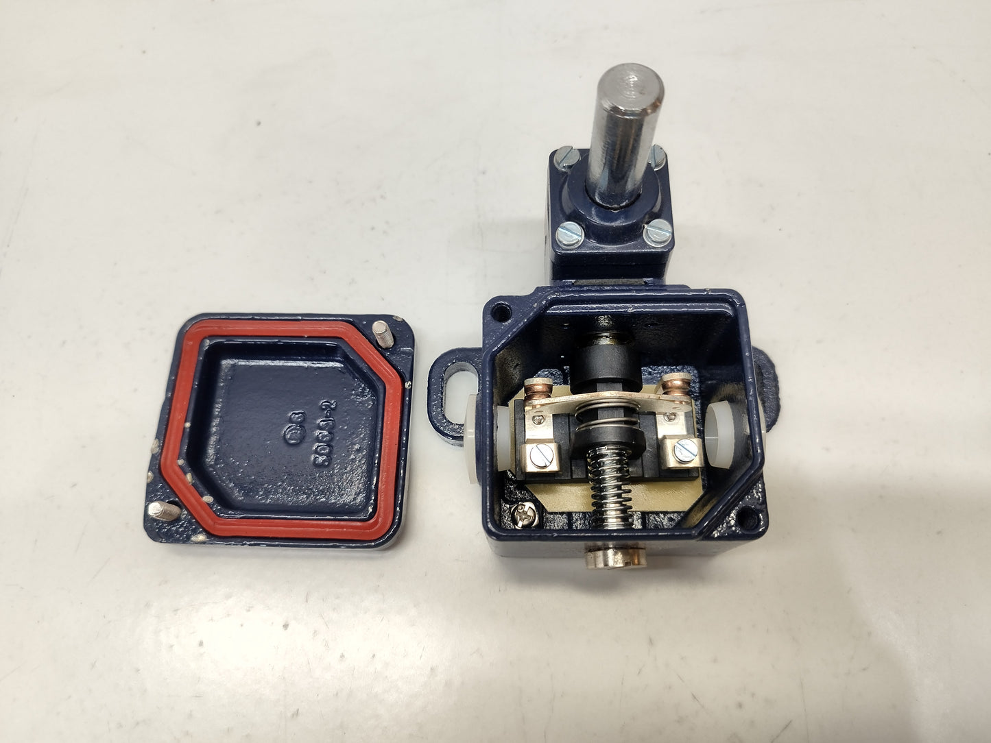SCHMERSAL TD422-01Y-2512, AC-15, Ui 250V, Uimp 4kV Limit Switch - NEW