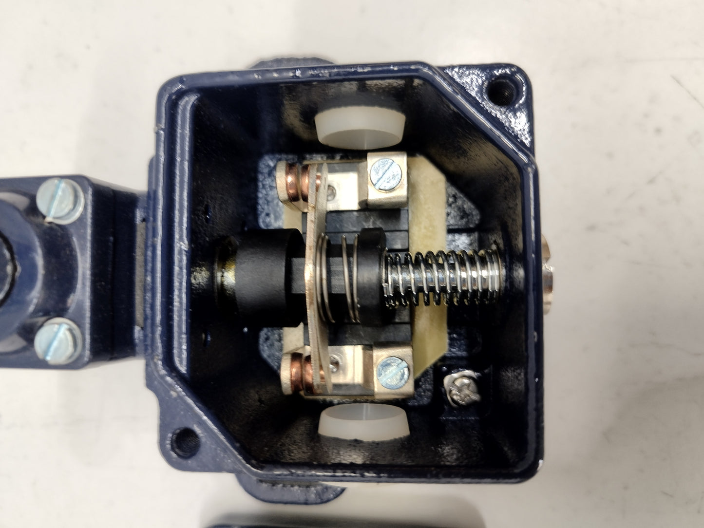 SCHMERSAL TD422-01Y-2512, AC-15, Ui 250V, Uimp 4kV Limit Switch - NEW