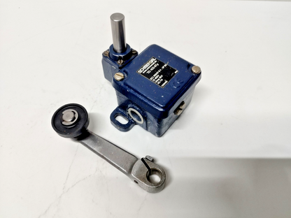 SCHMERSAL TD422-01Y, AC-15, Ui 400V, Uimp 6kV Limit Switch - NEW