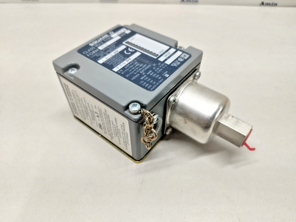 SQUARE D Class: 9012 ACW-8 Form: M12 Ser.: C Pressure Switch - NEW