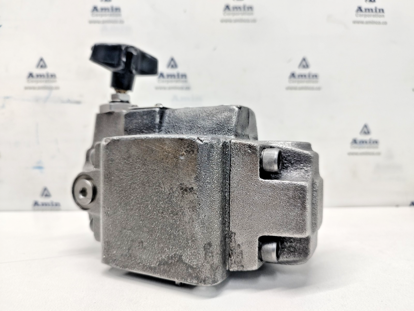 Vickers XCG 06 3F 30 Pressure Reducing valve 2850 psi max. - Refurbished