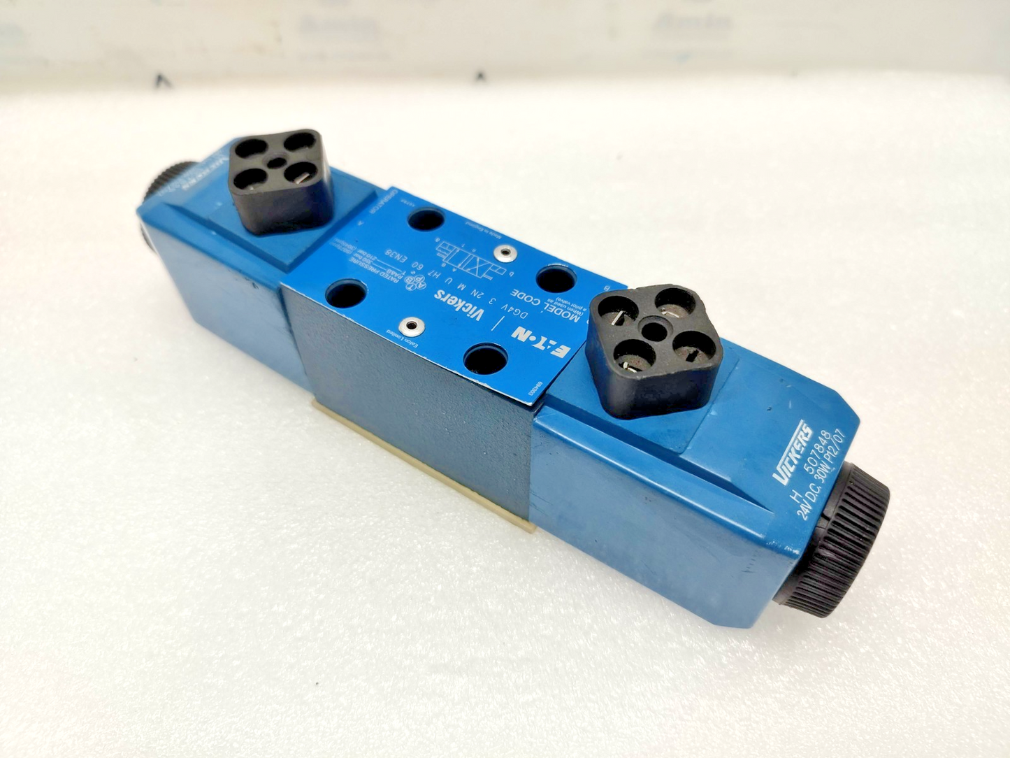 Eaton Vickers DG4V-3-2N-M-U-H7-60 EN38 Directional Control Valve - NEW #3