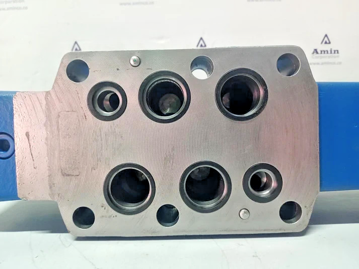 Rexroth 4WRH 25 W6-220-70 M Proportional Directional valve R900964592 - NEW