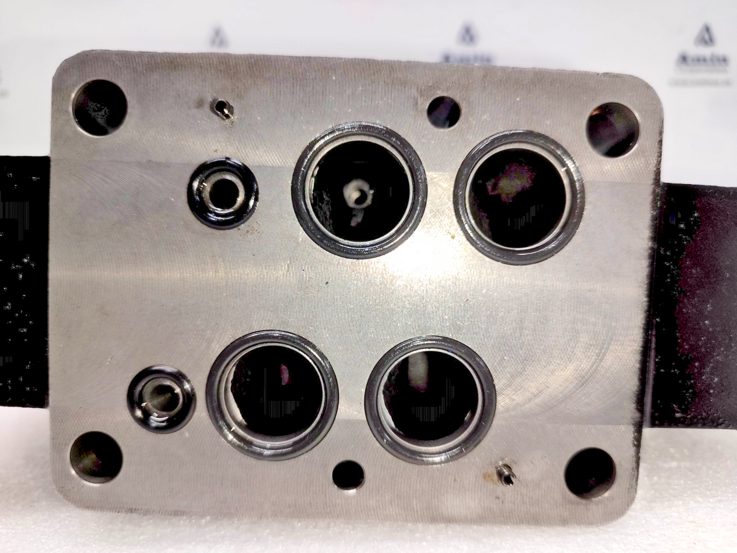 Vickers by Danfoss DG5V-7-8C-VM-U-B6-50 with DG4V-3-6C-VM-U-B6-60 Valve - NEW