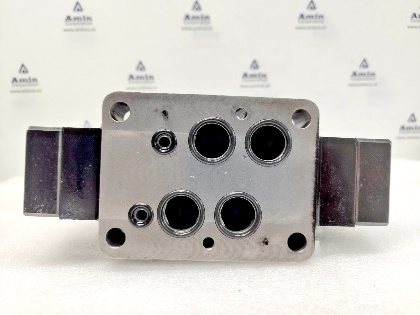 Vickers by Danfoss DG5V-7-8C-VM-U-B6-50 with DG4V-3-6C-VM-U-B6-60 Valve - NEW