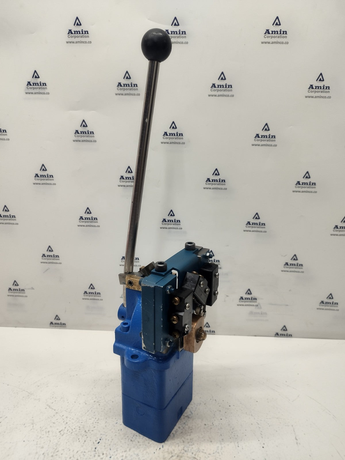 Uchida Hydraulics 2RE 7L05-13-994-1 Directional control valve