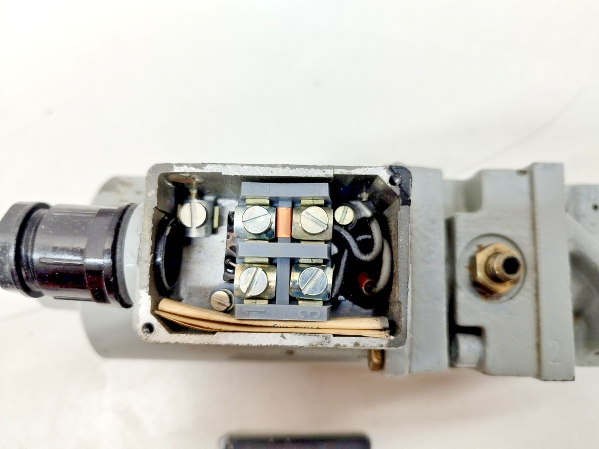 Orsta DDR07 TGL 10919 Directional control valve - NEW