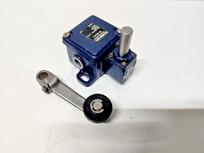 SCHMERSAL TD422-01Y, AC-15, Ui 400V, Uimp 6kV Limit Switch - NEW