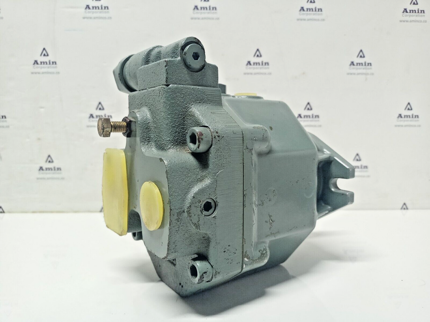 YUKEN AR16-FR01B-20 Variable Piston Pump AR16FR01B20 with Mounting bracket - New