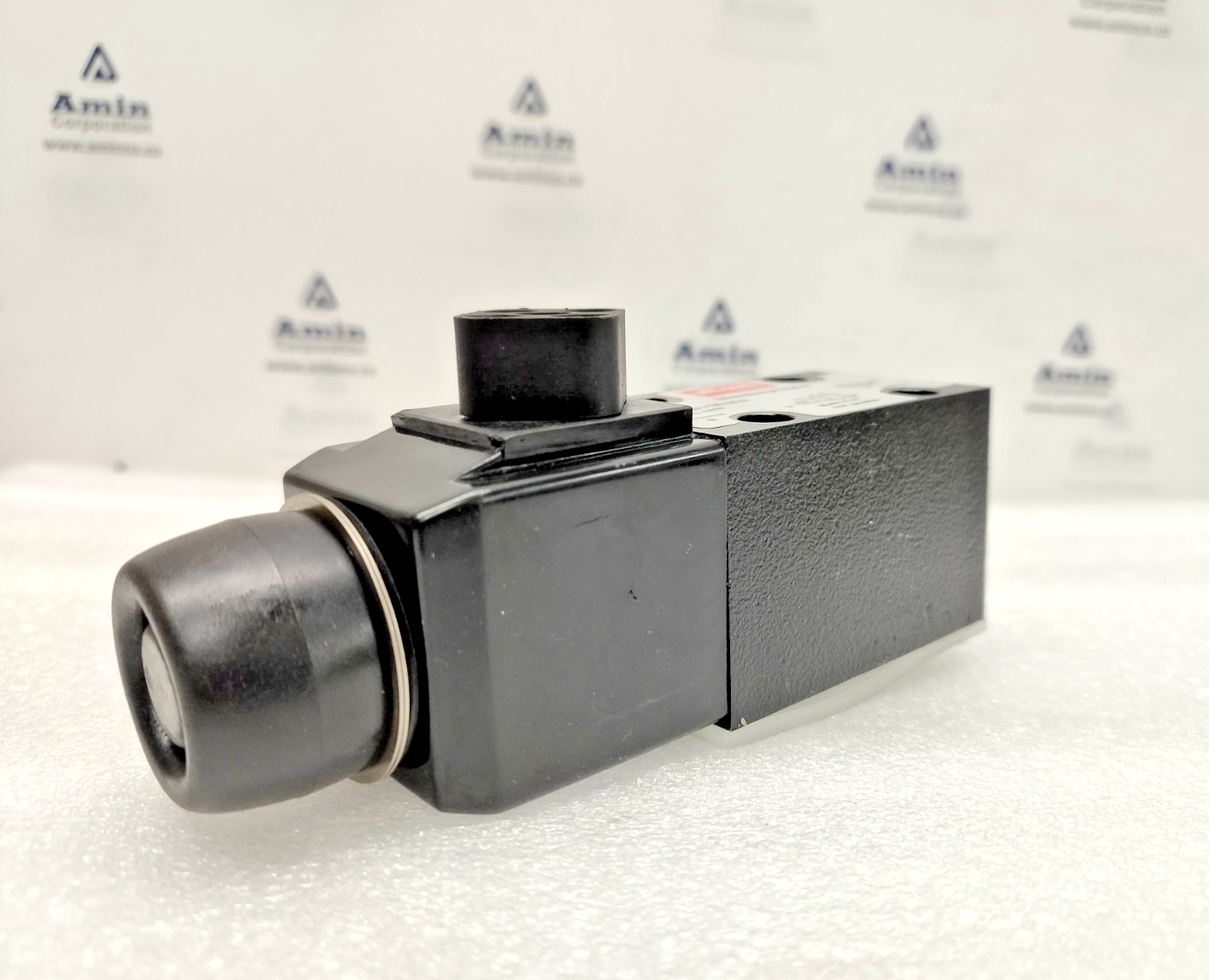 Vickers by Danfoss DG4V-3-2A-H-MU-B6-60 Directional control valve - NEW