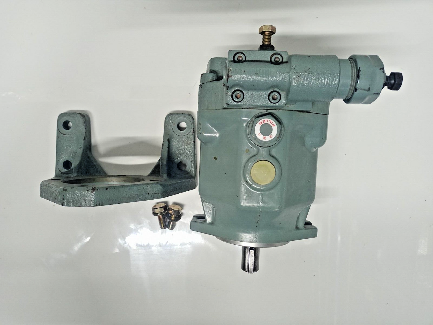 YUKEN AR16-FR01B-20 Variable Piston Pump AR16FR01B20 with Mounting bracket - New