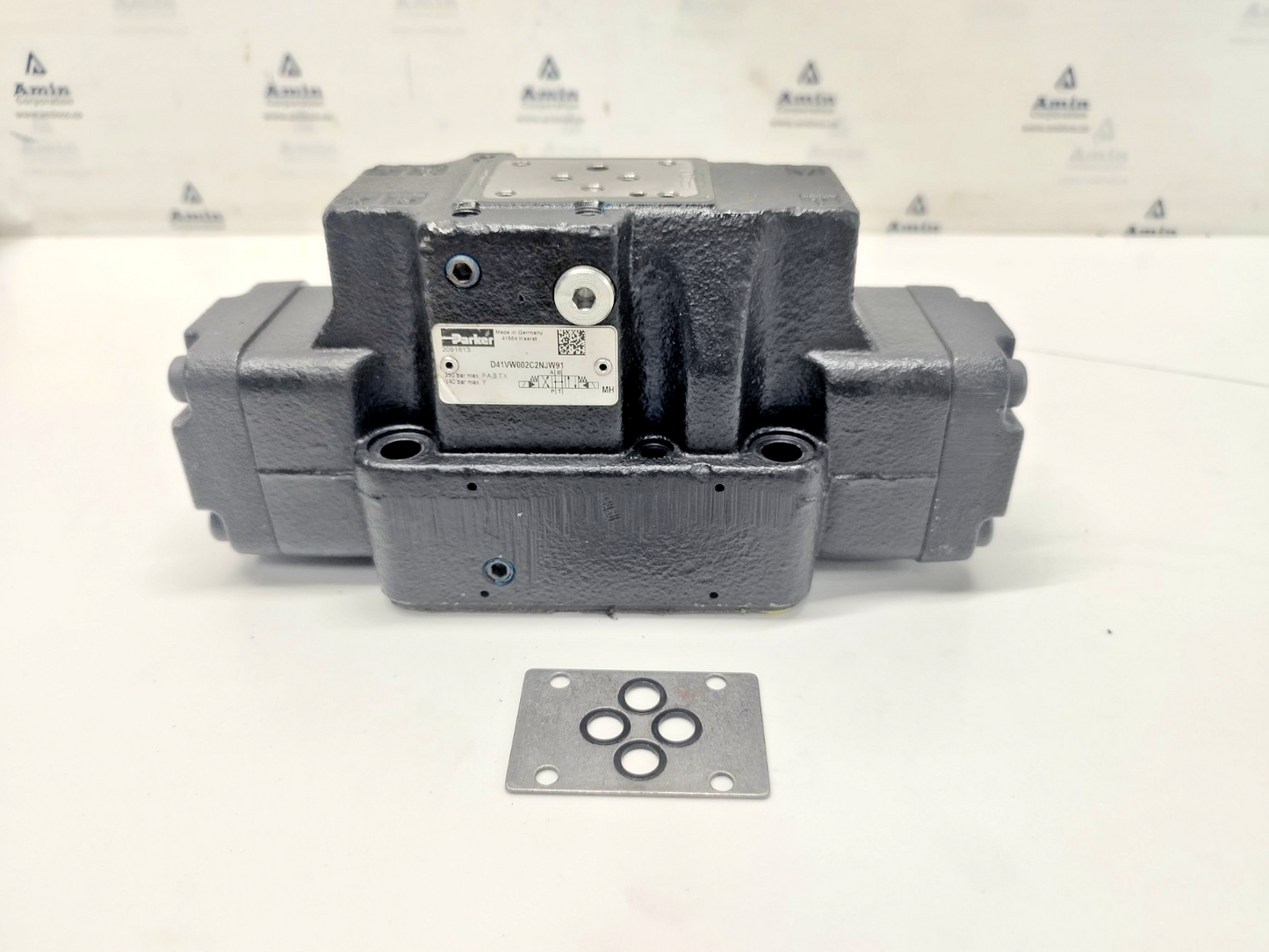 Parker D41VW002C2NJW91  Directional Control Valve - NEW