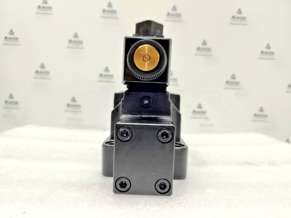 Vickers by Danfoss DG5V-7-8C-VM-U-B6-50 with DG4V-3-6C-VM-U-B6-60 Valve - NEW