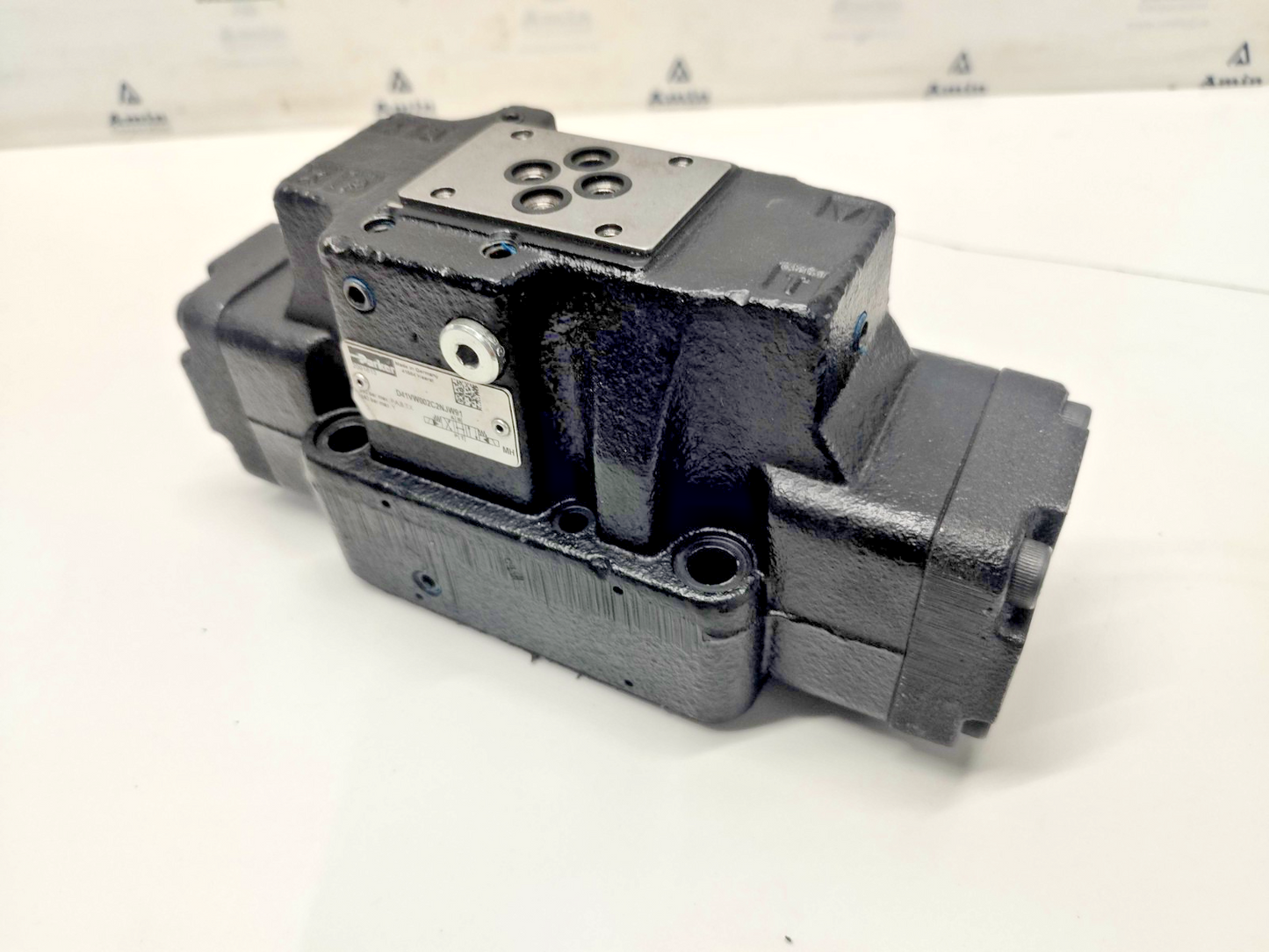 Parker D41VW002C2NJW91  Directional Control Valve - NEW