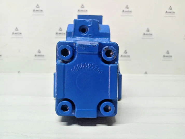 Rexroth 4WRH 25 W6-220-70 M Proportional Directional valve R900964592 - NEW