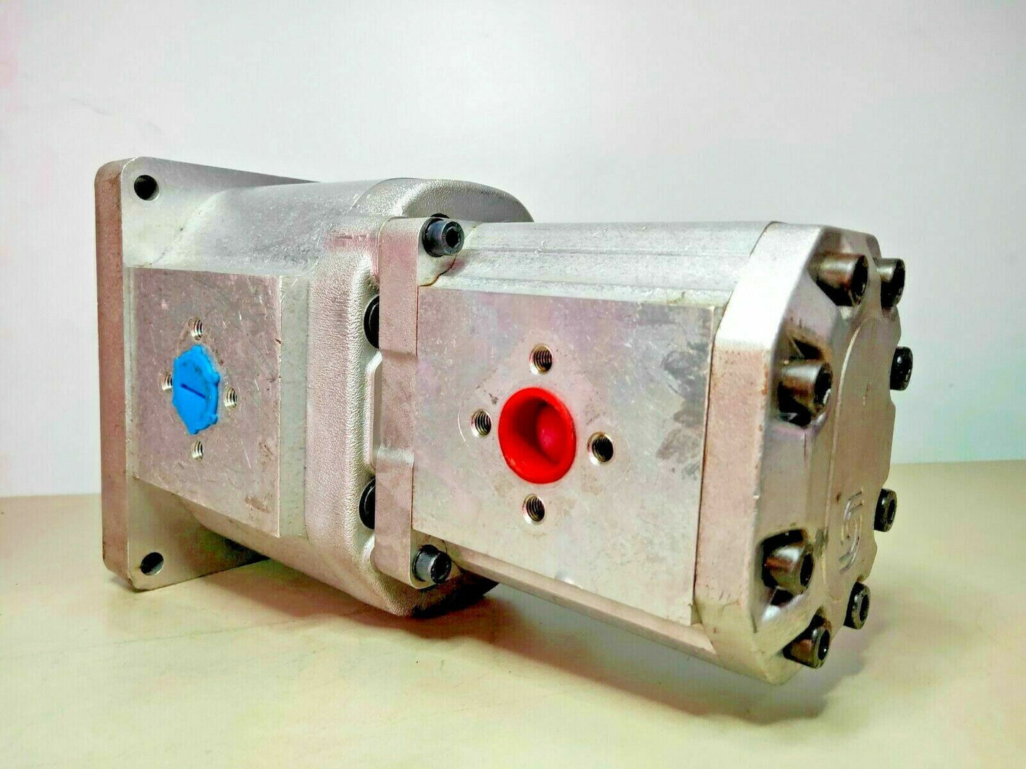 Sundstrand Hydraulic Pump TAW4NN/106R531BD Coupled with SNP3/75 D SC 11/0G