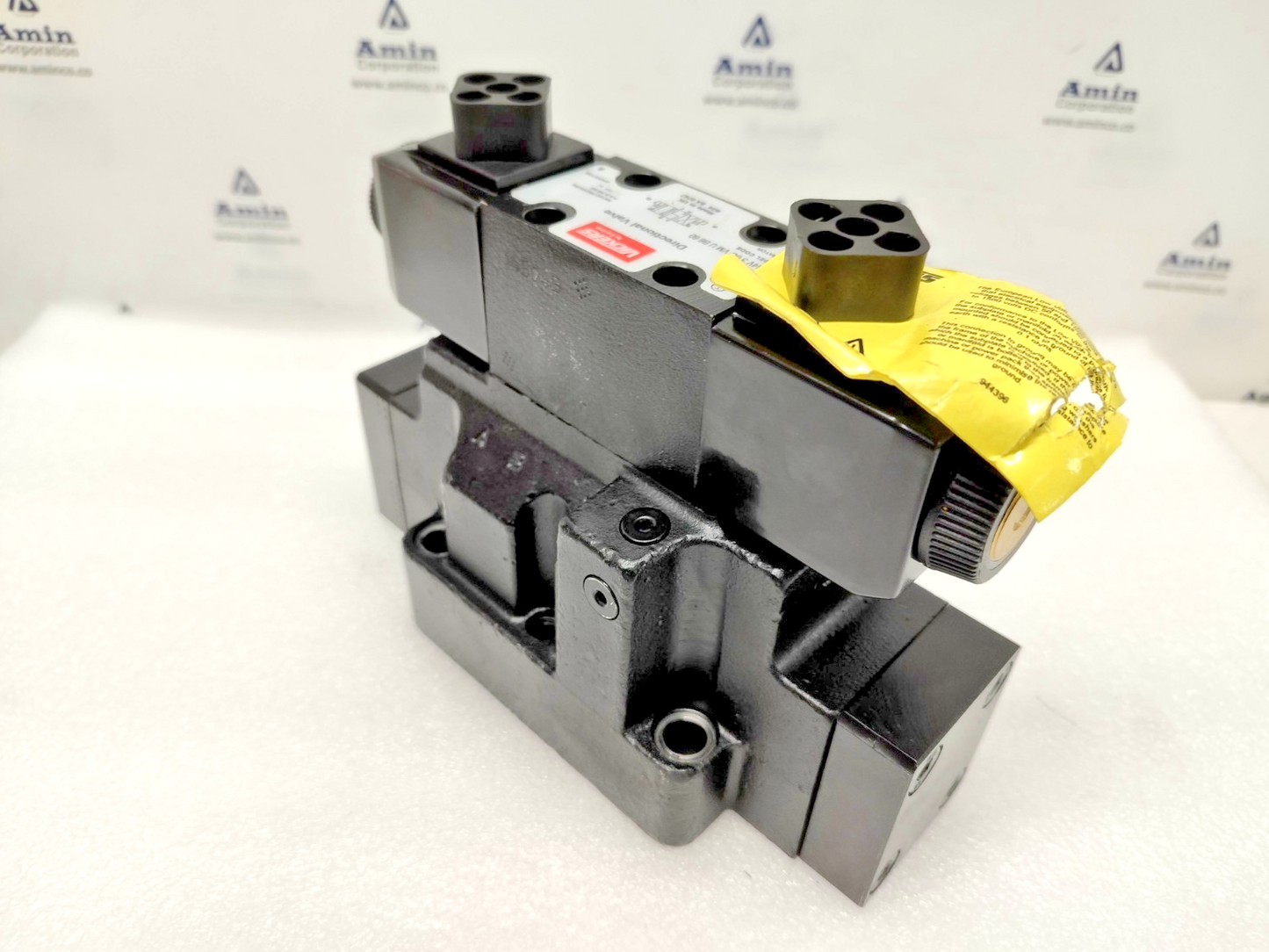 Vickers by Danfoss DG5V-7-8C-VM-U-B6-50 with DG4V-3-6C-VM-U-B6-60 Valve - NEW