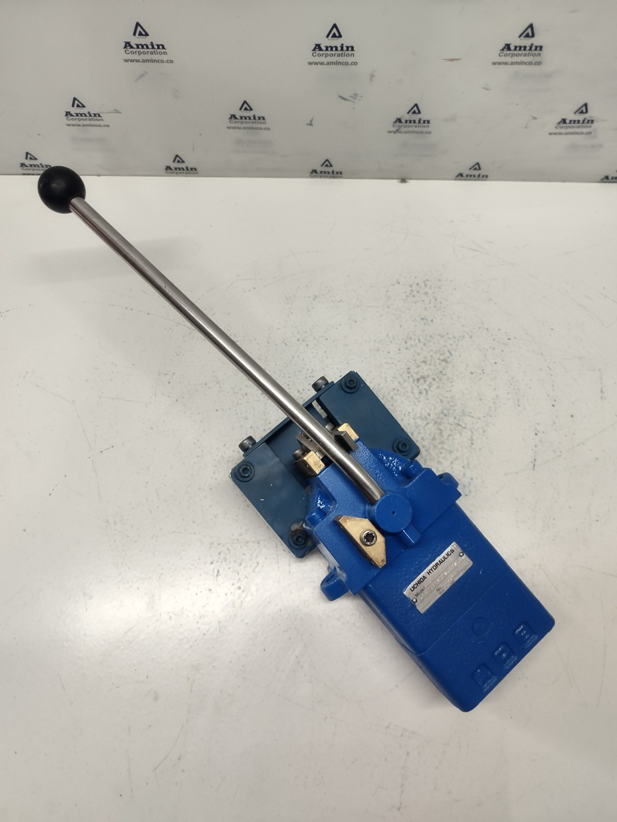 Uchida Hydraulics 2RE 7L05-13-994-1 Directional control valve