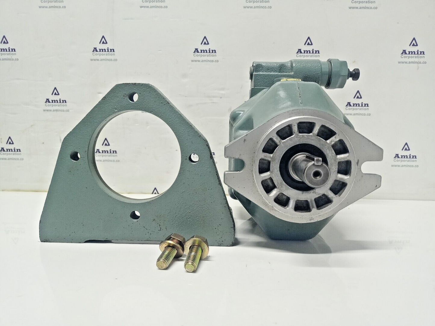 YUKEN AR16-FR01B-20 Variable Piston Pump AR16FR01B20 with Mounting bracket - New
