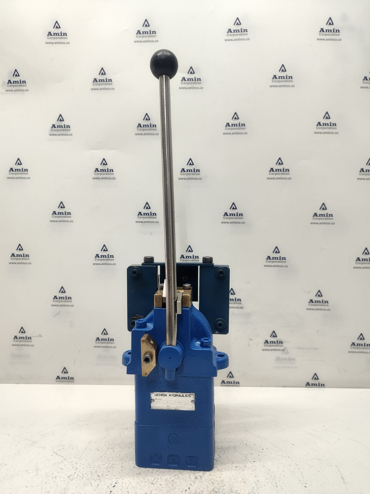 Uchida Hydraulics 2RE 7L05-13-994-1 Directional control valve