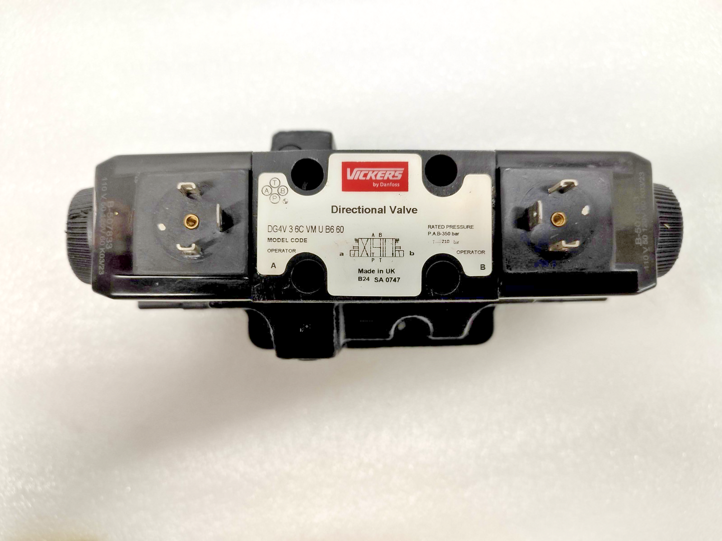 Vickers by Danfoss DG5V-7-8C-VM-U-B6-50 with DG4V-3-6C-VM-U-B6-60 Valve - NEW