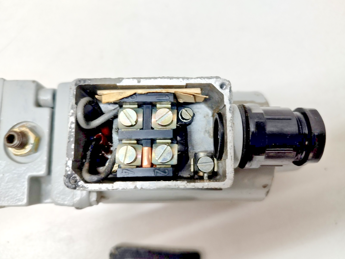 Orsta DDR07 TGL 10919 Directional control valve - NEW