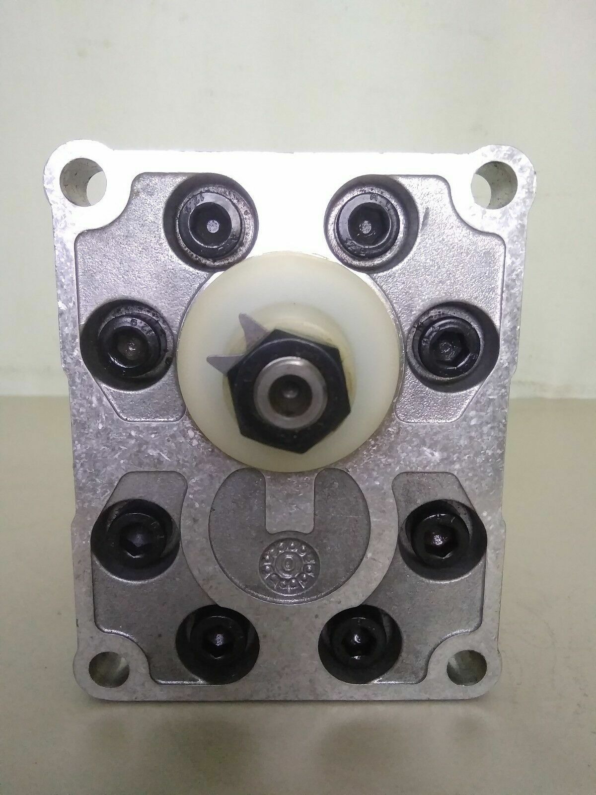 Sauer Danfoss SNP3/22 D C001 Hydraulic Gear Pump - NEW