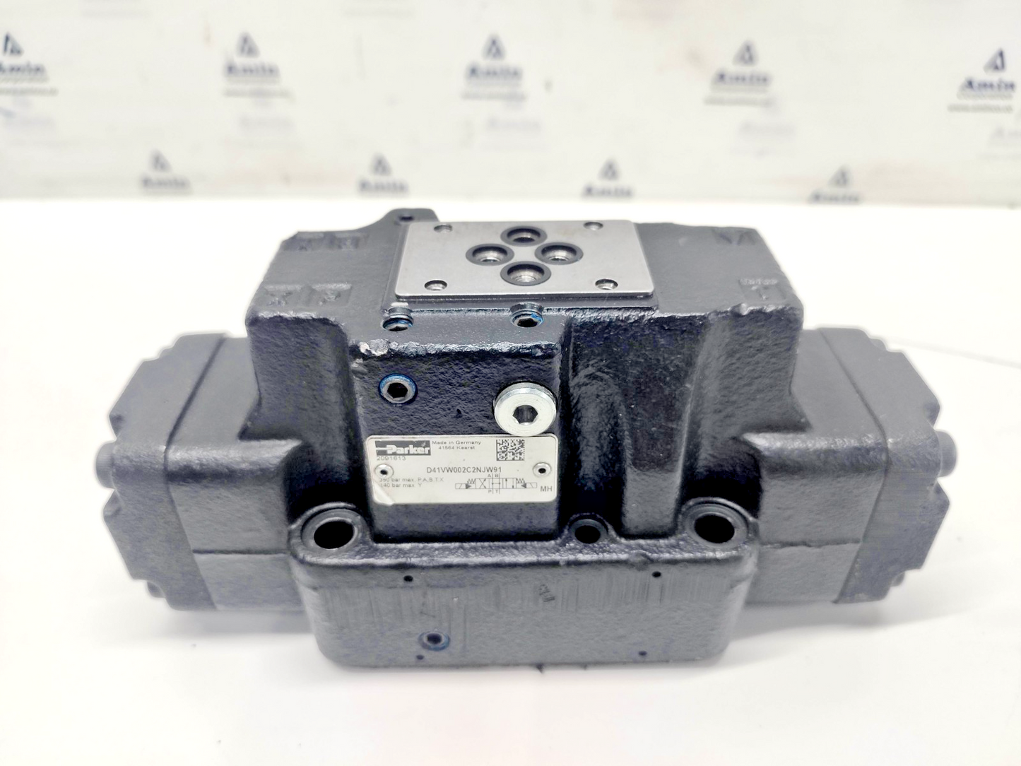 Parker D41VW002C2NJW91  Directional Control Valve - NEW