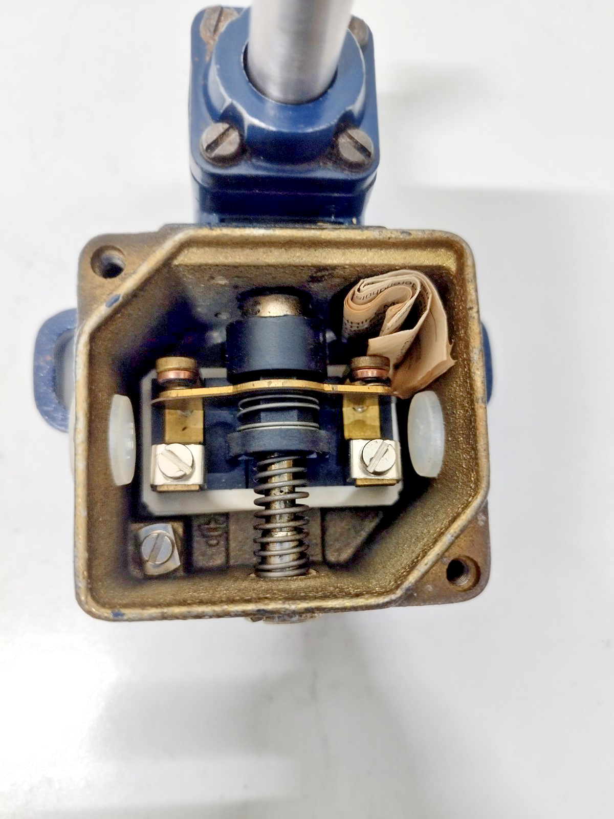 SCHMERSAL TD422-01Y, AC-15, Ui 400V, Uimp 6kV Limit Switch - NEW
