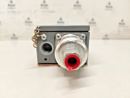 SQUARE D Class: 9012 ACW-8 Form: M12 Ser.: C Pressure Switch - NEW