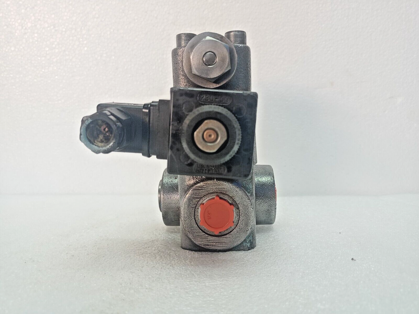 Denison R4V-03-565-30-09 Pressure relief valve, VV01-311-G0Q-E1 vent valve