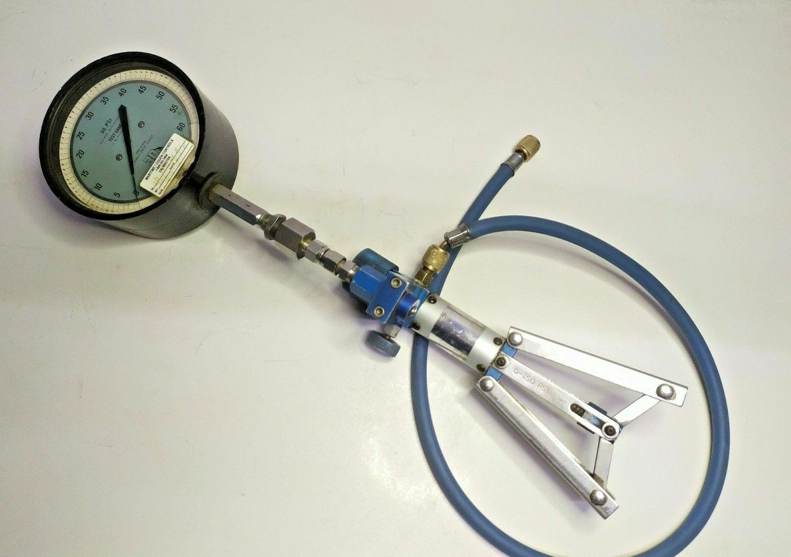 3D Instruments Inc. 25544-22B51 Pressure calibrator with hand held test pump