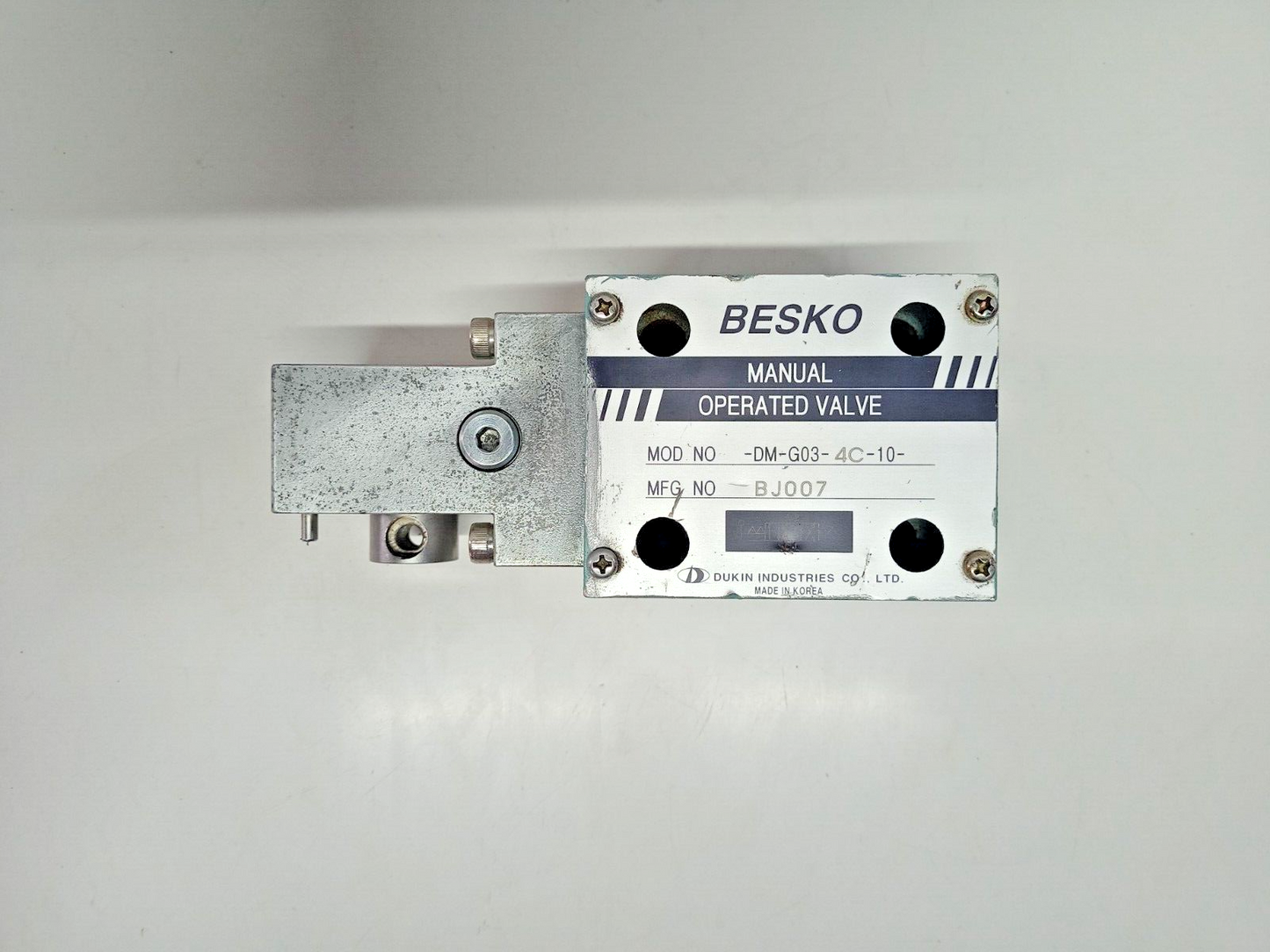 Besko DM-G03-4C-10 Manual operated Directional control valve - NEW