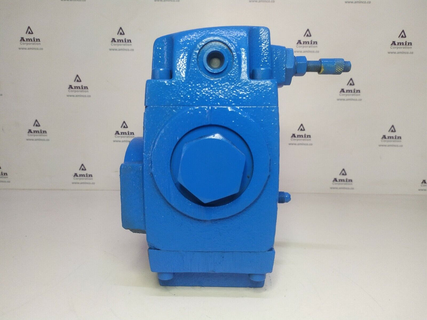 XS 10 3F 30 Vickers Pressure reducing valve 2850 PSI MAX.