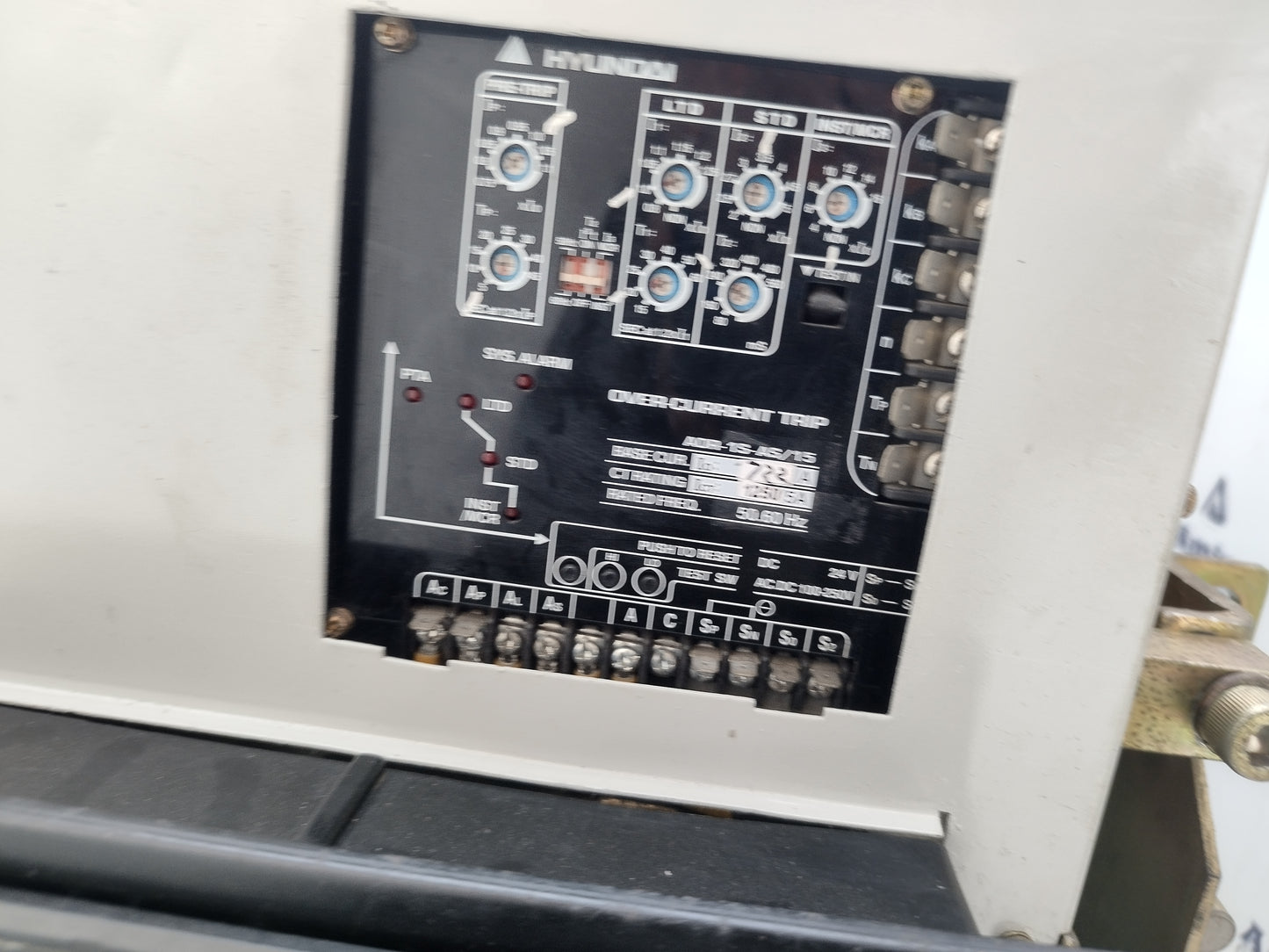 Hyundai HAT 12 Air Circuit Breaker - Tested