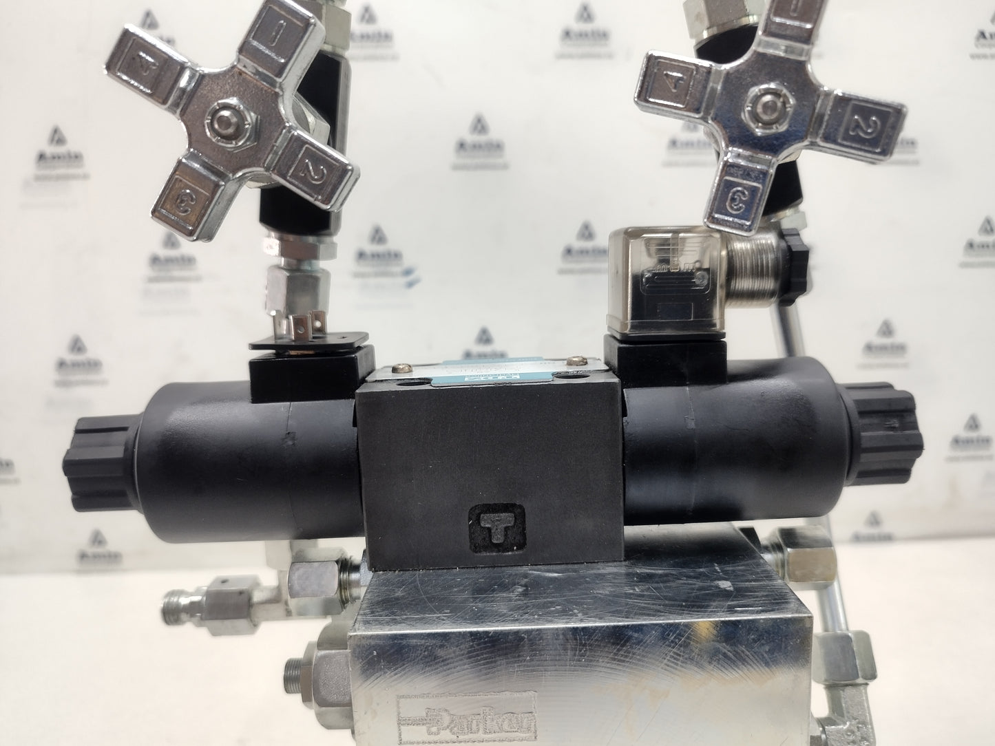 Parker 8F4661C Hydraulic Control Block - NEW - For price send a Message