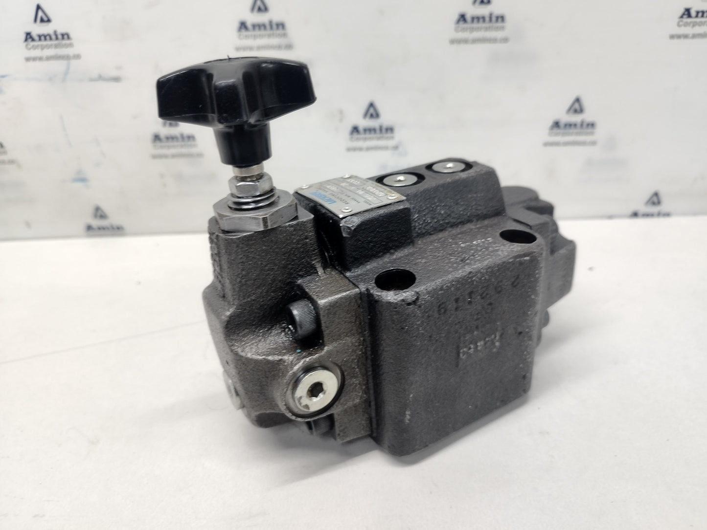Vickers XCG 06 3F 30 Pressure Reducing valve 2850 psi max. - NEW