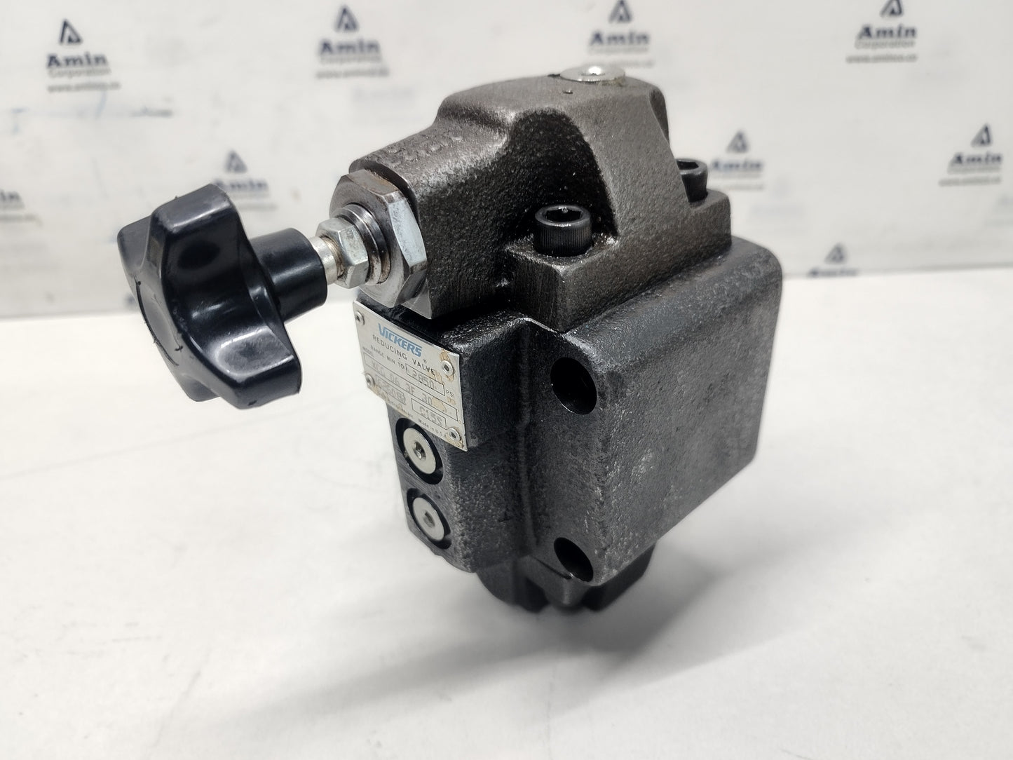 Vickers XCG 06 3F 30 Pressure Reducing valve 2850 psi max. - NEW