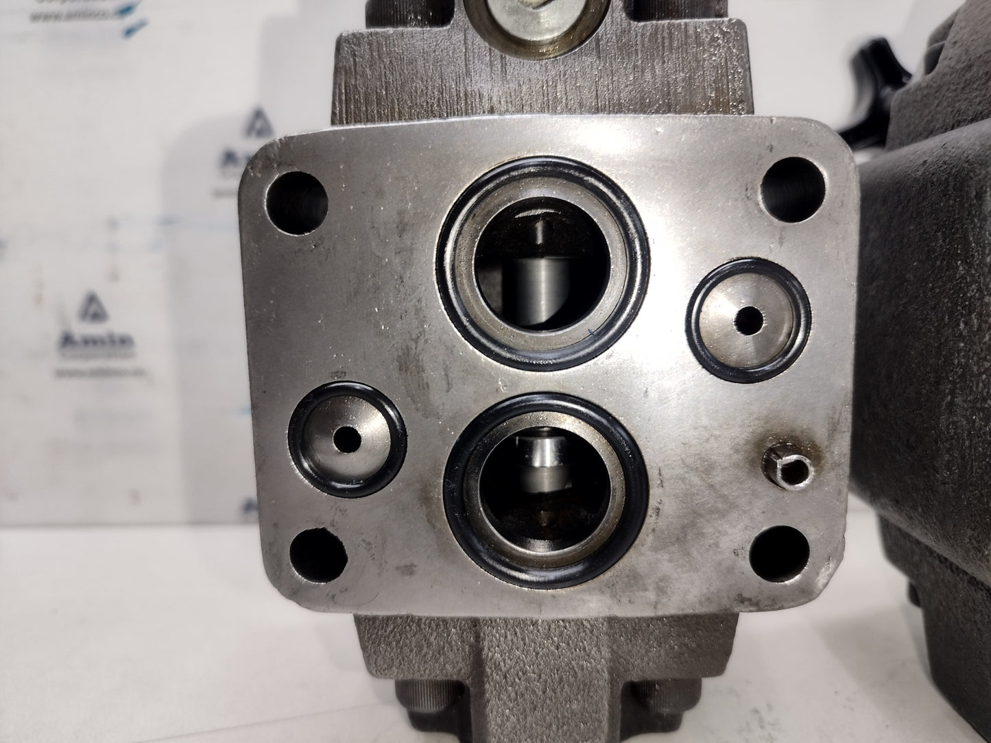 Vickers XCG 06 3F 30 Pressure Reducing valve 2850 psi max. - NEW